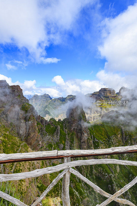 云在马德拉岛的山上，在Ninho da Manta，或鹰巢